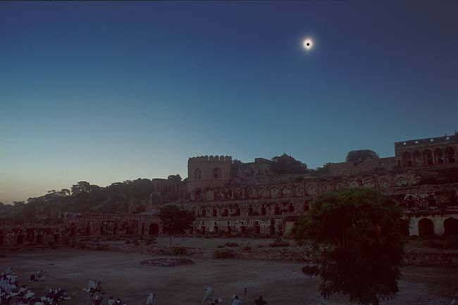 eclipse over Fatipur S0009